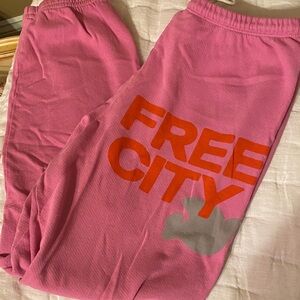 free city sweatpants – pink / size small
soft, comfy, broken-in in the best way.
